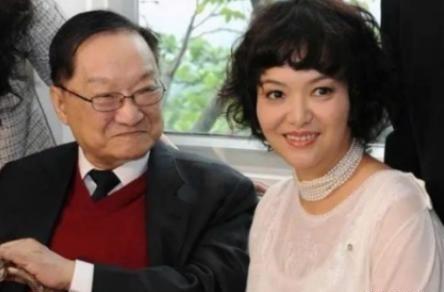 1976年的一天，金庸感到异常疲惫，决定去他常去的酒吧喝酒放松一下。在结账时，他
