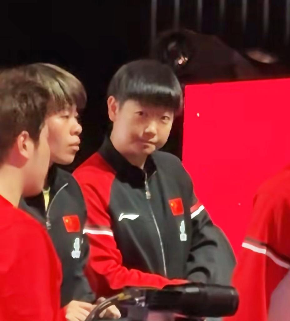 莎莎真是个顶好的人，梁靖崑单打丢了两局。莎莎一直盯着甜甜看，想找机会安慰着