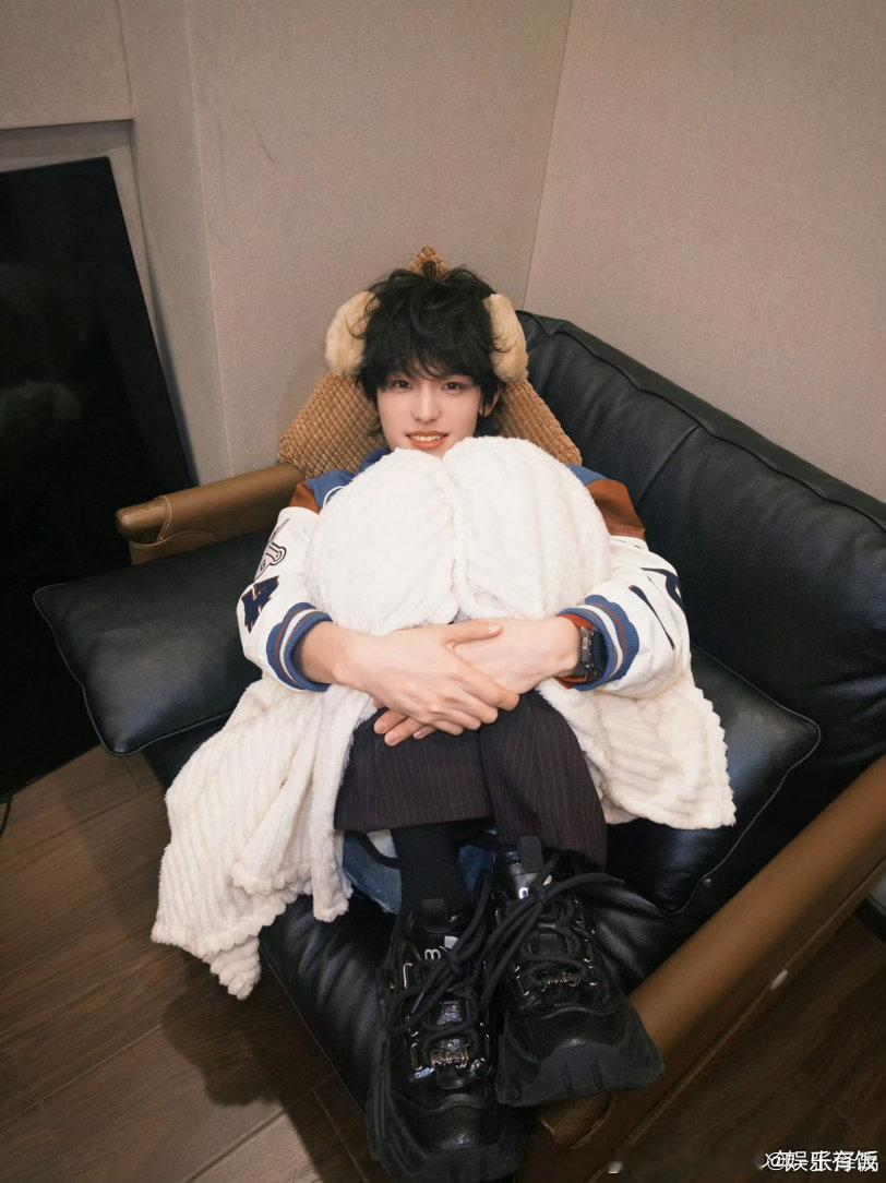 张泽禹全世界最尊重狗塑的人张泽禹惩罚照造型太绝！头戴小狗耳朵发卡，衣间别两只