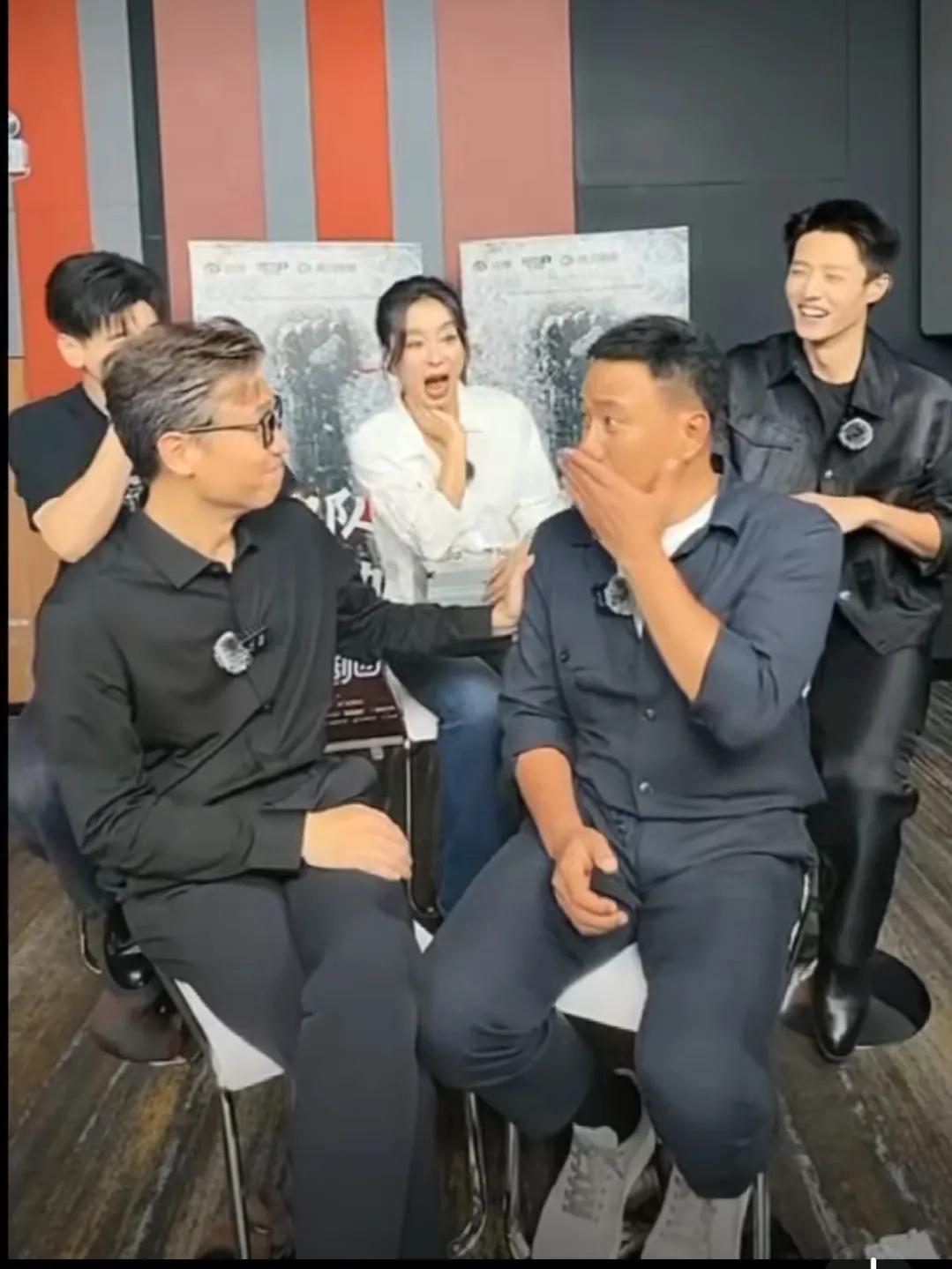胡军和李乃文直播宣传《归队》，愣是整出段笑料来。胡军聊着聊着嘴一快，蹦出句