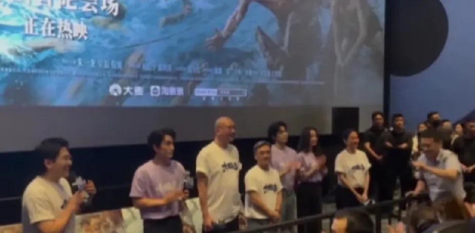 东极岛在舟山路演，现场一个离朱一龙七八米的观众，无视导演管虎等其他人，径直走过去