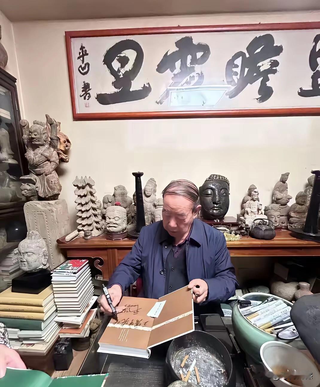 贾平凹的书房，文化底蕴是非常厚重的，屋里摆放的这些文物，散发着浓郁的历史气息，悬