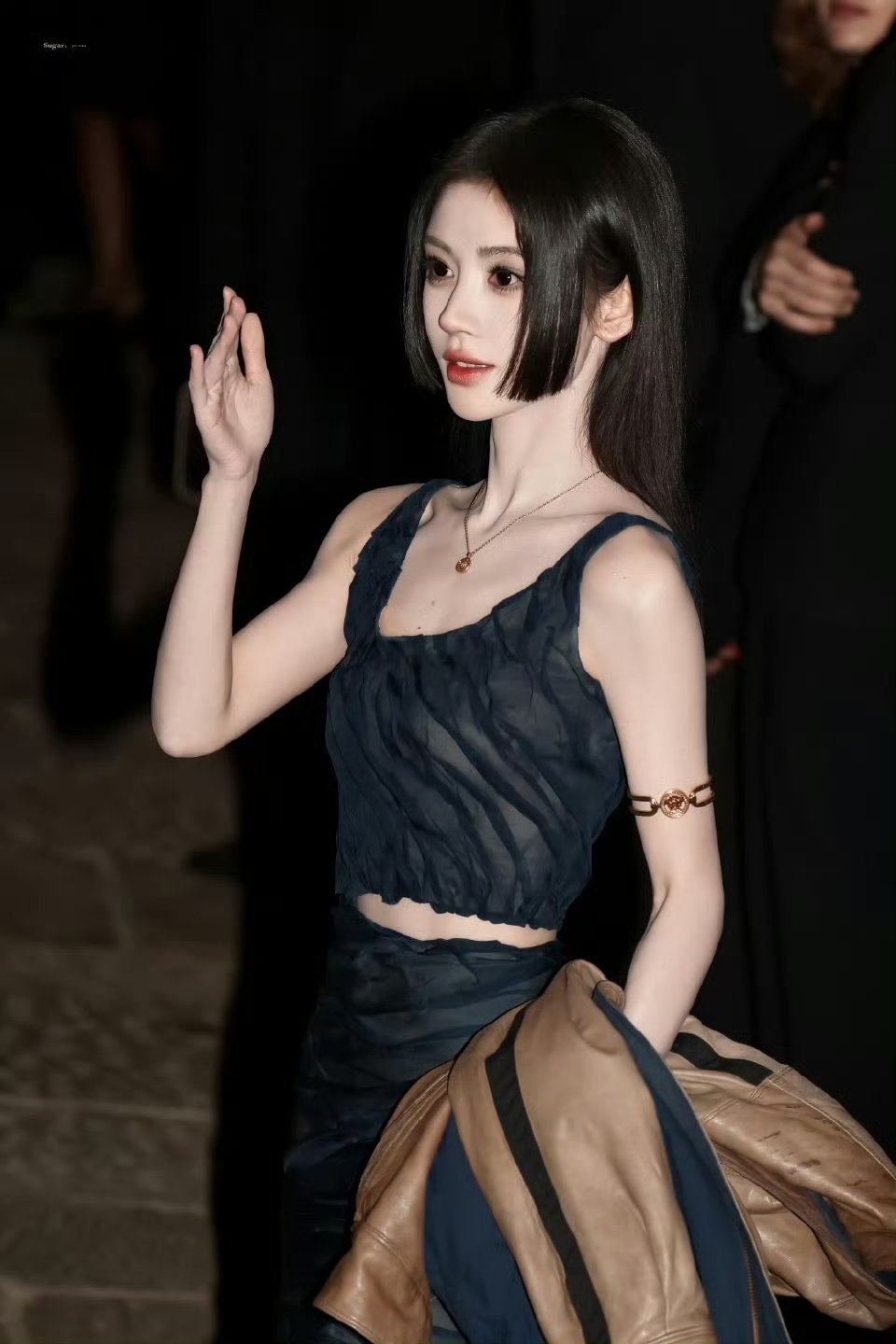 鞠婧祎公主切➕蓝色烟熏妆➕金色臂环，衬得整个人像是拿捏人心的狐狸精[馋嘴