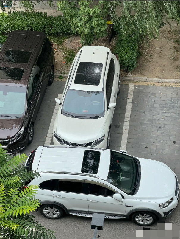 太缺德了！”浙江绍兴，一男子开车到家后，发现自己的车位被占，男子根据留车电话，联
