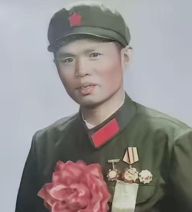 1982年，在越战中立下一等功的龙洪春，坚持娶一个入狱的女工，被取消军校保送，两