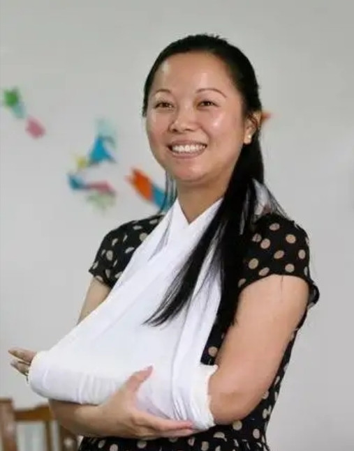 2011年，杭州一女子徒手接住从10楼掉下的女童，收到奖励30万，女子用20万还
