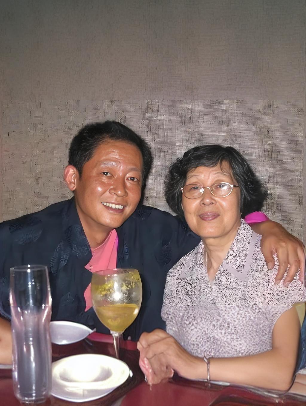 王志文成名后带母亲去豪华饭店，点菜时母亲问服务员：“大闸蟹多少钱一只？”服务员笑
