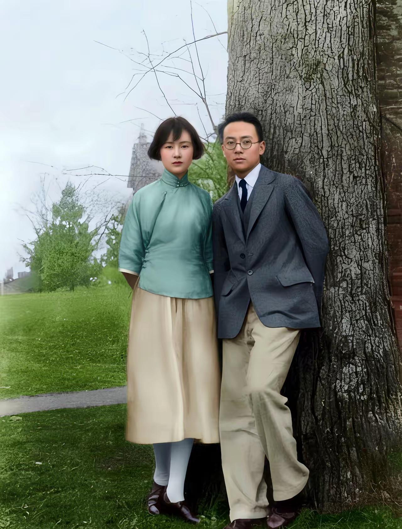 这是林徽因和未婚夫梁思成在美国宾夕法尼亚大学校园的甜蜜合影，都看看吧，两人有着共