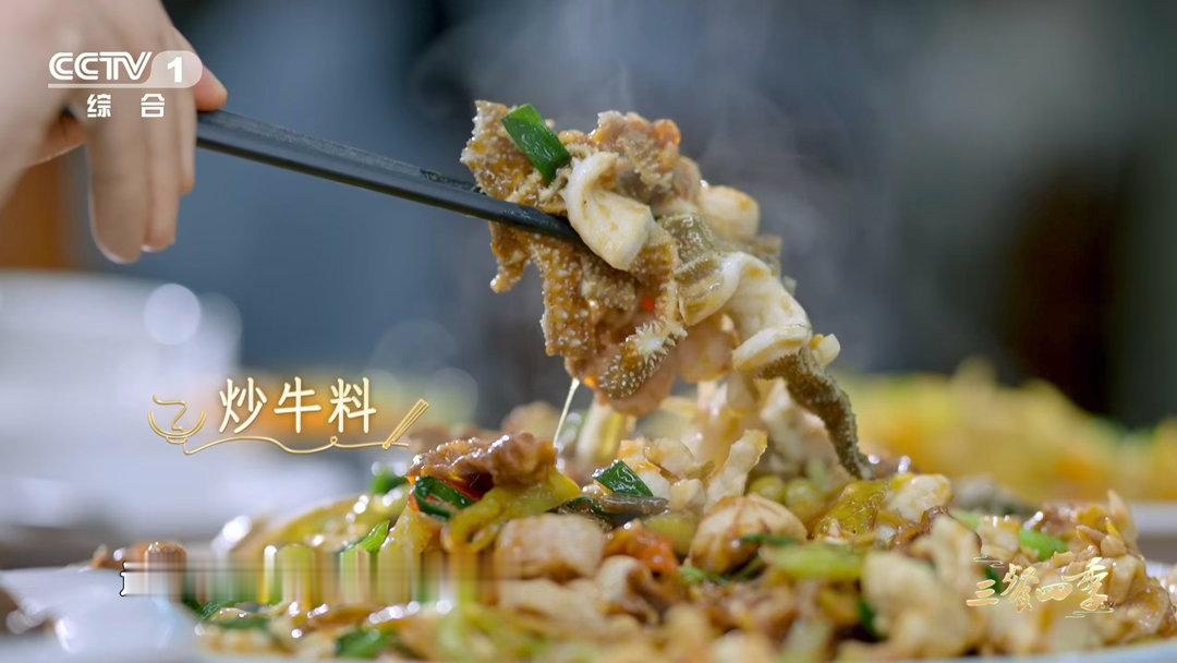 原来这么多年牛肉都切错了三餐四季集牛肉、牛肠、牛百叶于一锅，荤素配菜搭配，下饭