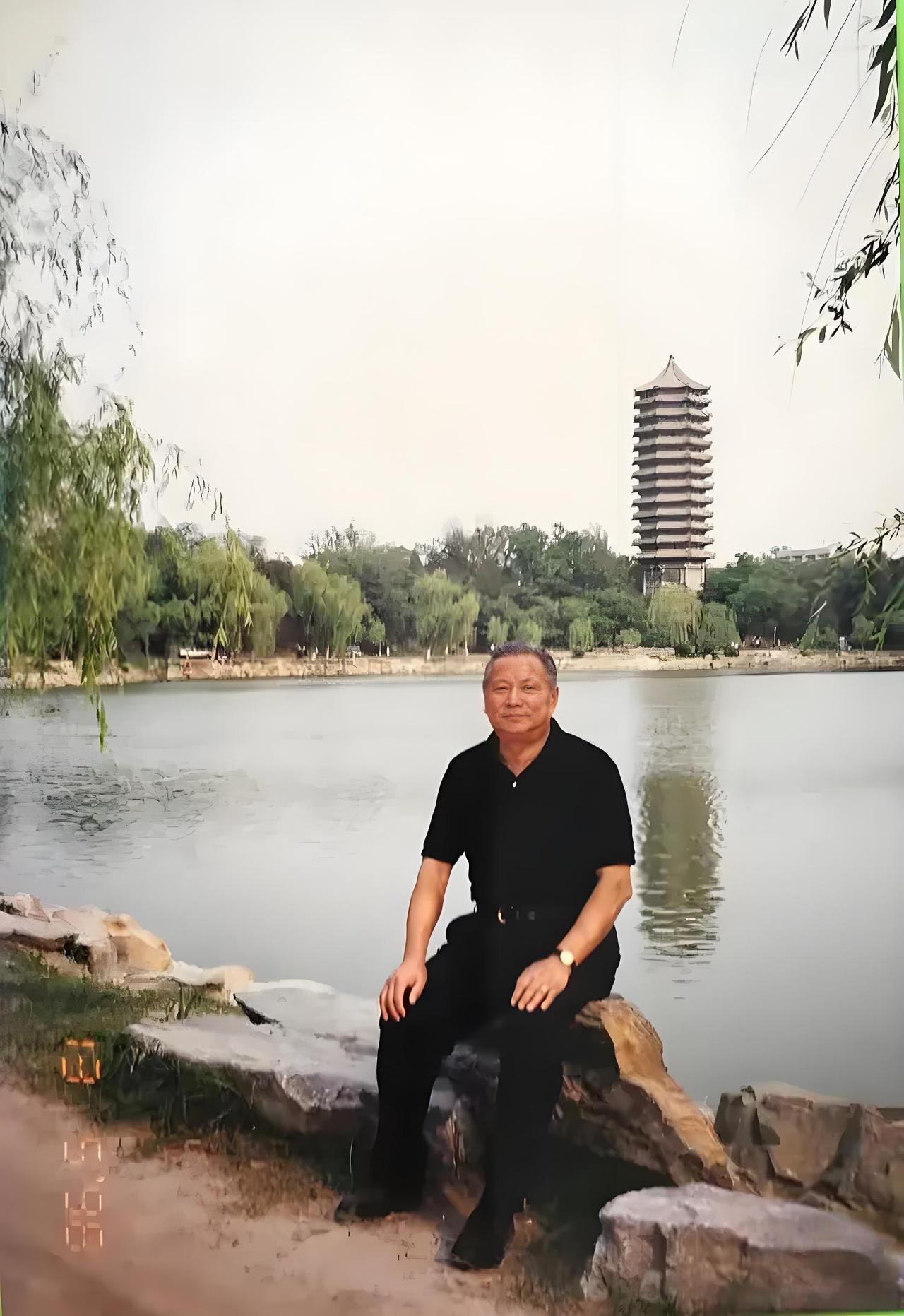 洪晃父亲洪君彦晚年，一张罕见的留影，这张照片拍摄于1998年5月，地点是北京大学