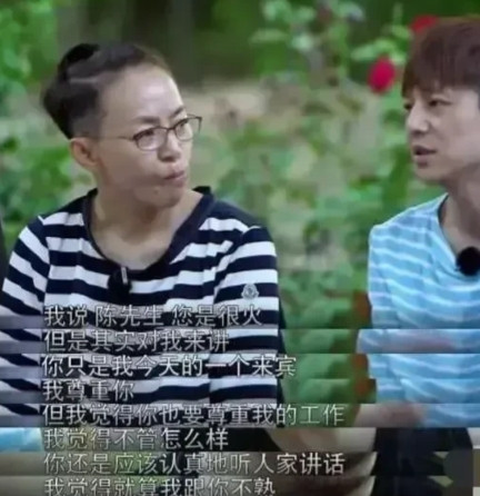 2002年，当何炅采访广受欢迎的陈冠希时，他发现陈一直在轻蔑地笑。采访结束后，何