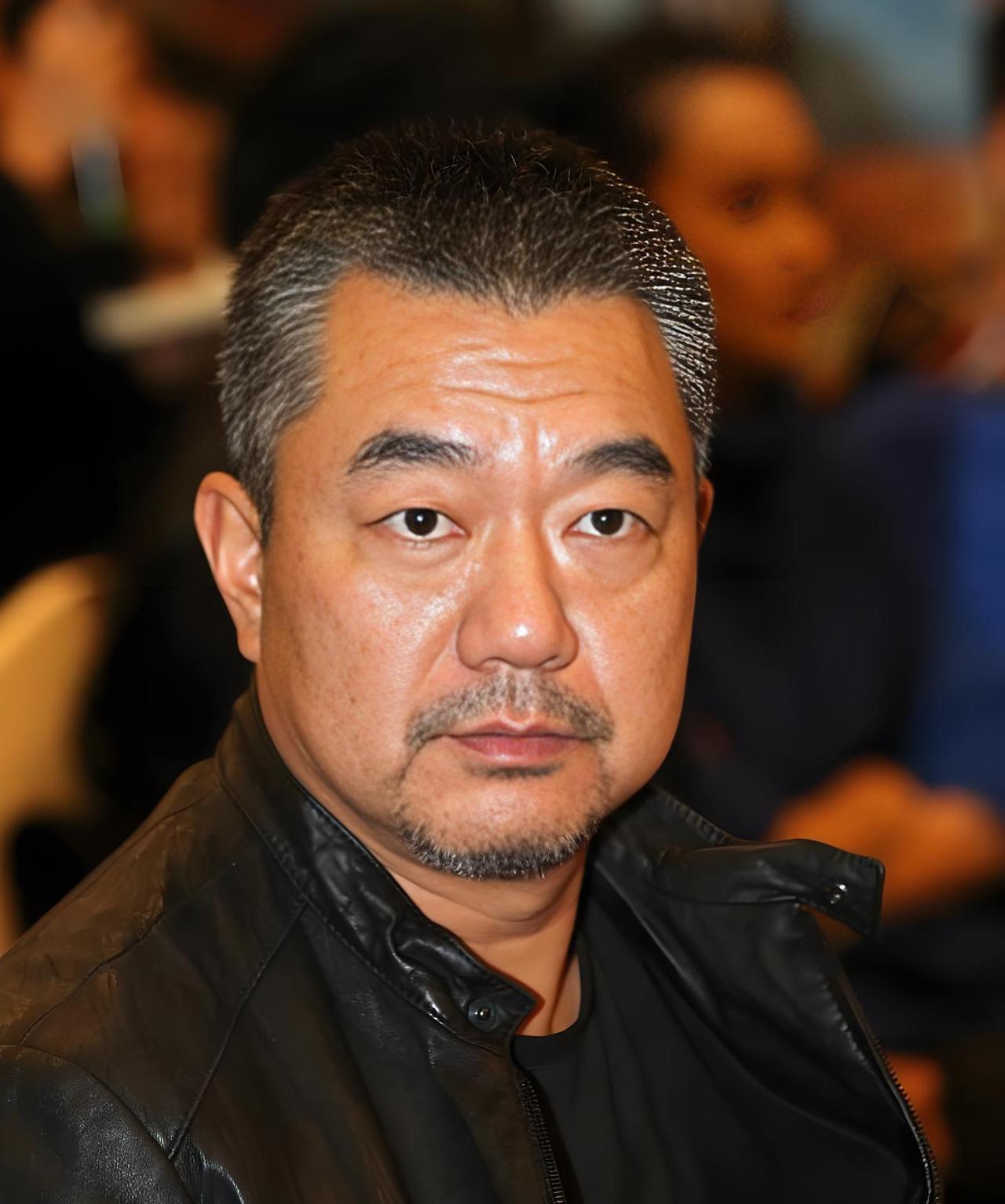 演员董勇：我跟我媳妇一见钟情，认识几个月就结婚了。一是她漂亮，还有就是她满足了我