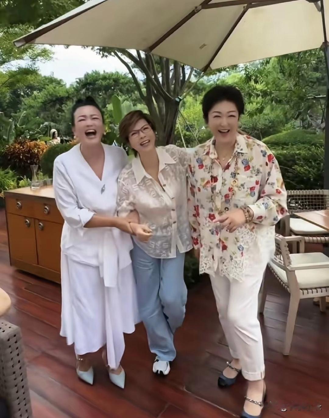 兰姐笑得可是真开心呀！兰姐又和好闺蜜们去聚餐了，其中就有赵行长！兰姐和姐妹们一起
