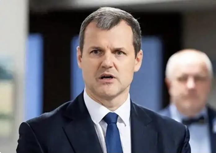 立陶宛议会外交委员会主席莫图扎斯对媒体抱怨，称在立陶宛发出求和信号后，中国半年都