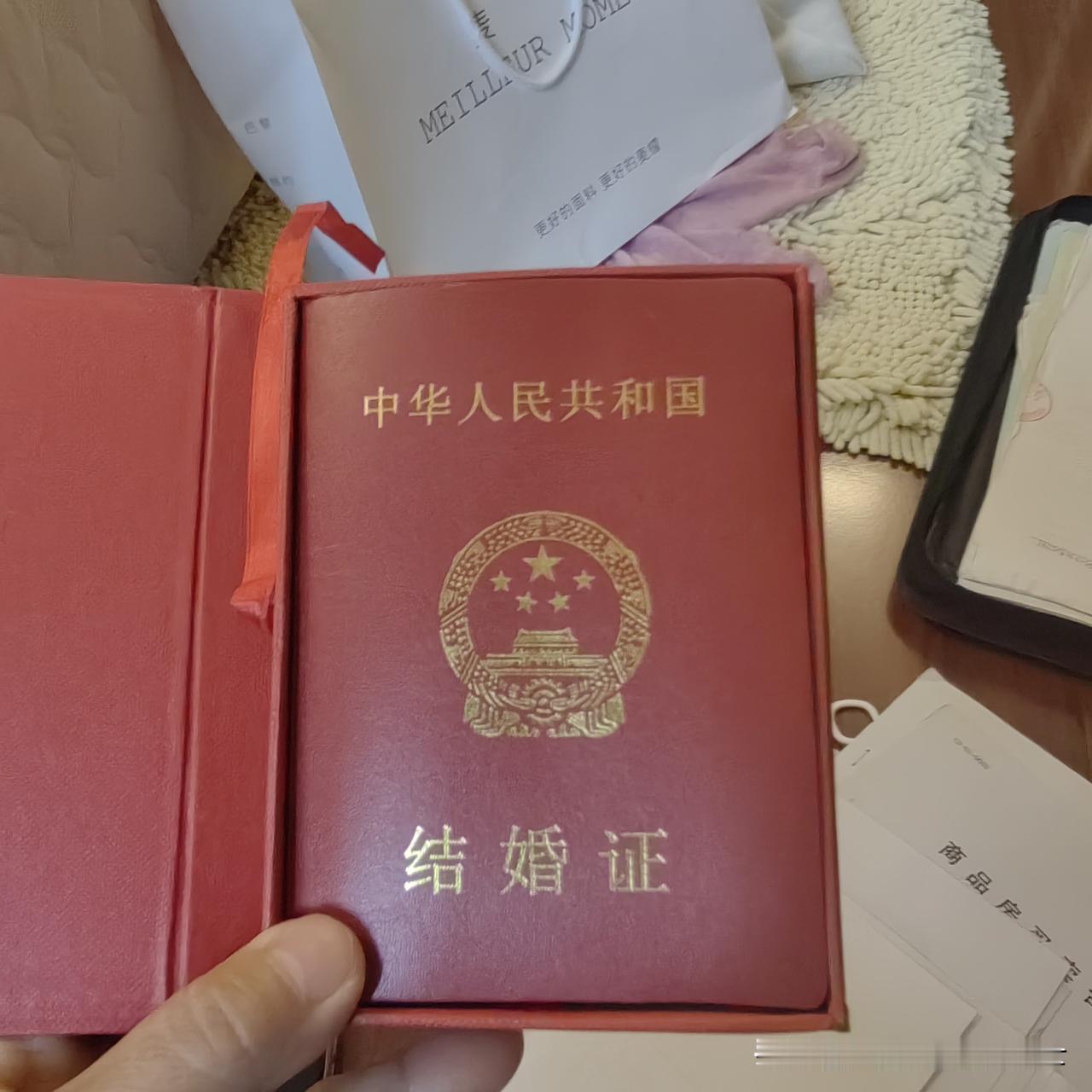 我和老公结婚20年后，才真正被法律上承认是合法夫妻。刚刚整理抽屉的杂物，翻到