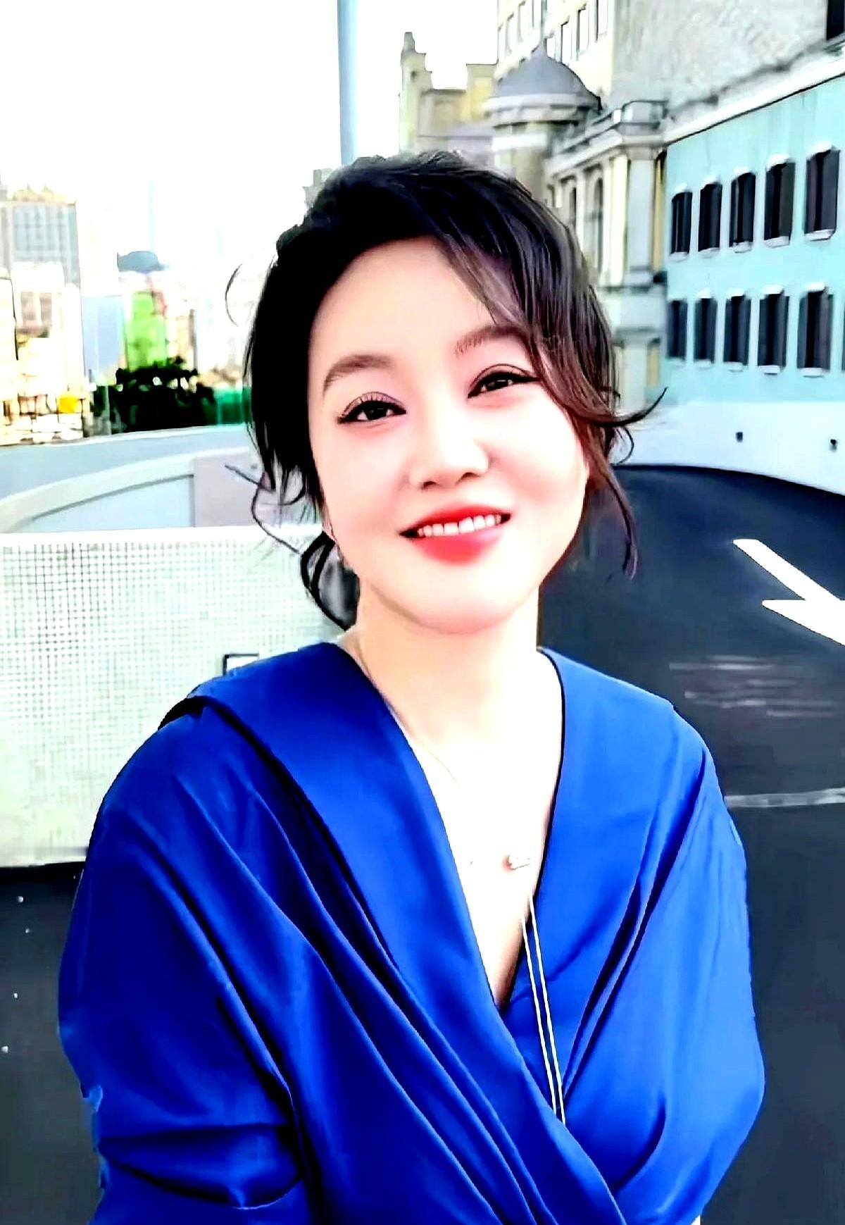 白玉兰奖后台，别人忙着发通稿，闫妮却对着镜头直接找胡歌讨要一台咖啡机。本以为是句玩笑，结果胡歌二话不
