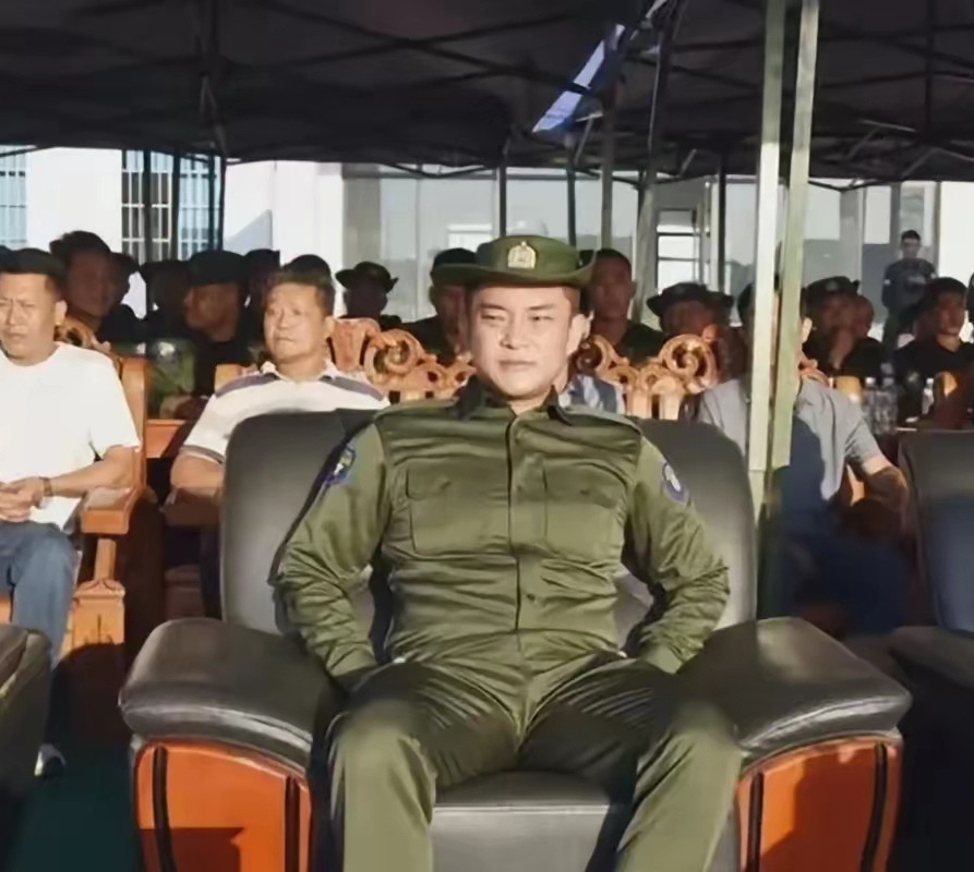 白应苍这坐姿，没有十年里家庭的耳濡目染、或者三五年的嚣张跋扈，根本就坐不出来这样的高调。但再横的悍匪