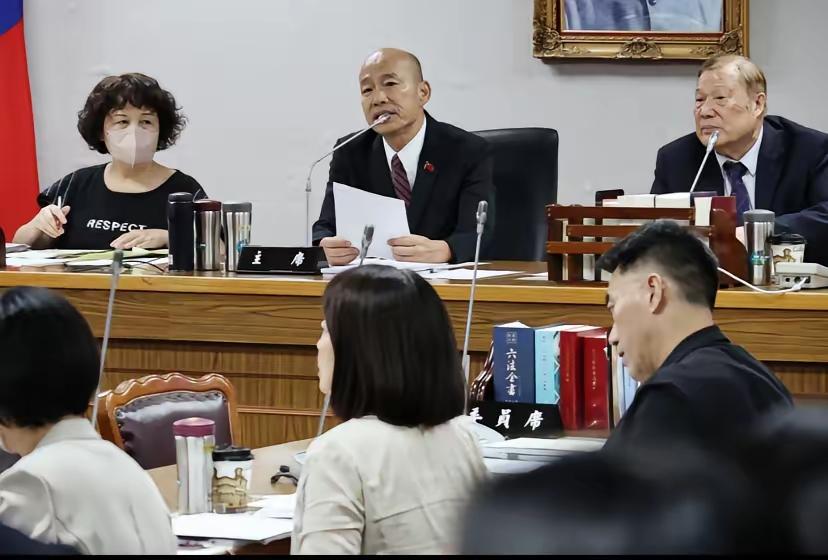 韩国瑜发怒，傅崐萁化解。昨天韩国瑜召集三党会商总预算案，傅崐萁又没来，到三方签
