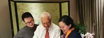 1947年，在雅加达街边摆摊的梅州夫妻，收养了一个印尼弃婴，谁料这个男孩越长越凶