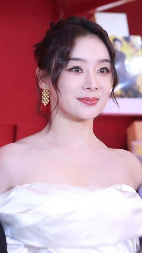 老师看一下我这里，三位老师。好的，好看。老师看一下我这里。