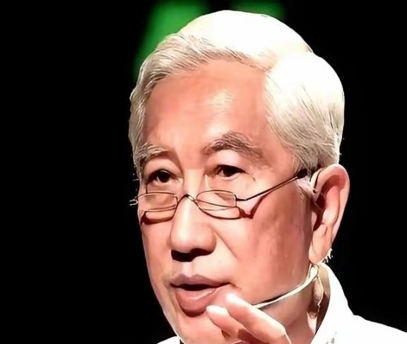 清华一位教授的话，听得人骨头缝里冒凉气。他曾说，街上那些悄悄滑过的无人车，饭馆里
