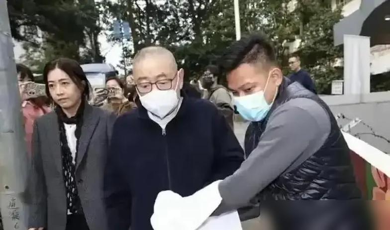 刘銮雄把客厅改成透析室，自己按机器洗肾，已经半年没让医生进门。这位昔日的顶级