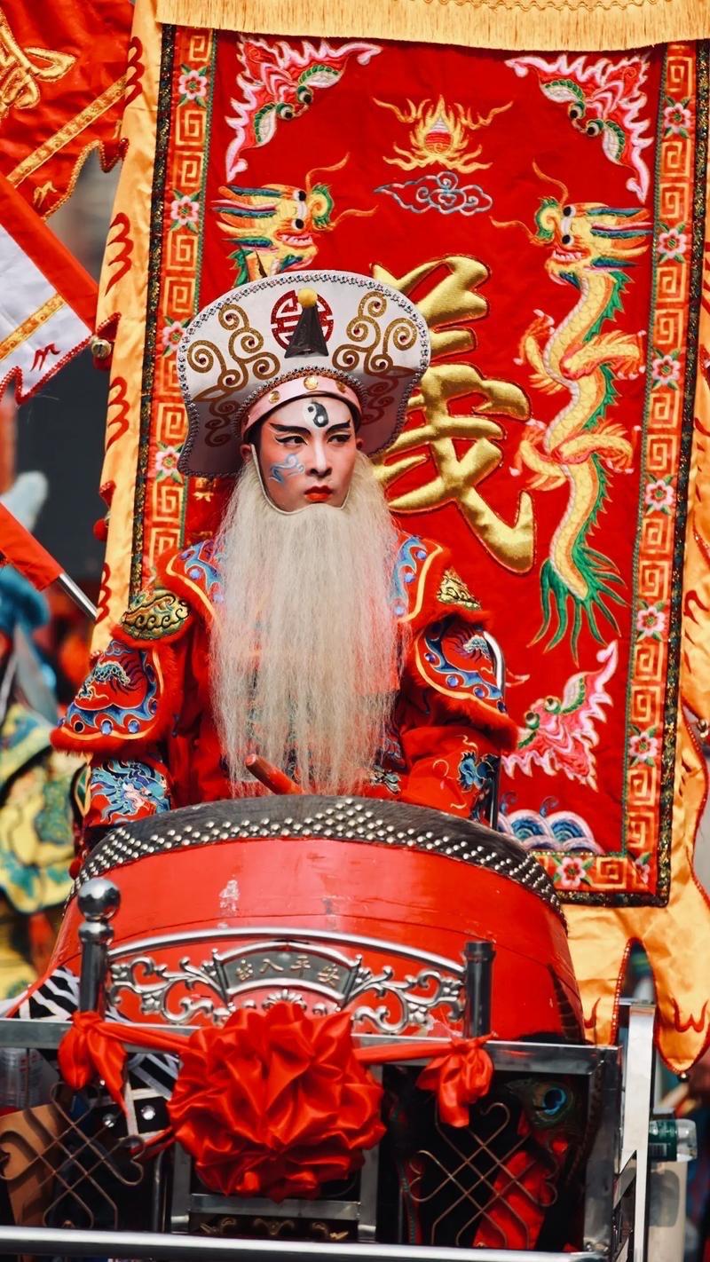 英歌舞以梁山好汉三打大名府营救卢俊义的水浒情节为蓝本，107位舞者全是乔装破城的