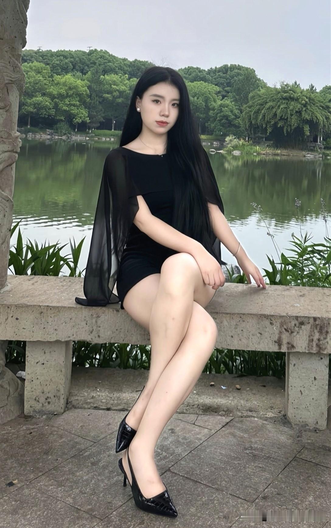湖畔美人倚黑裙映碧波