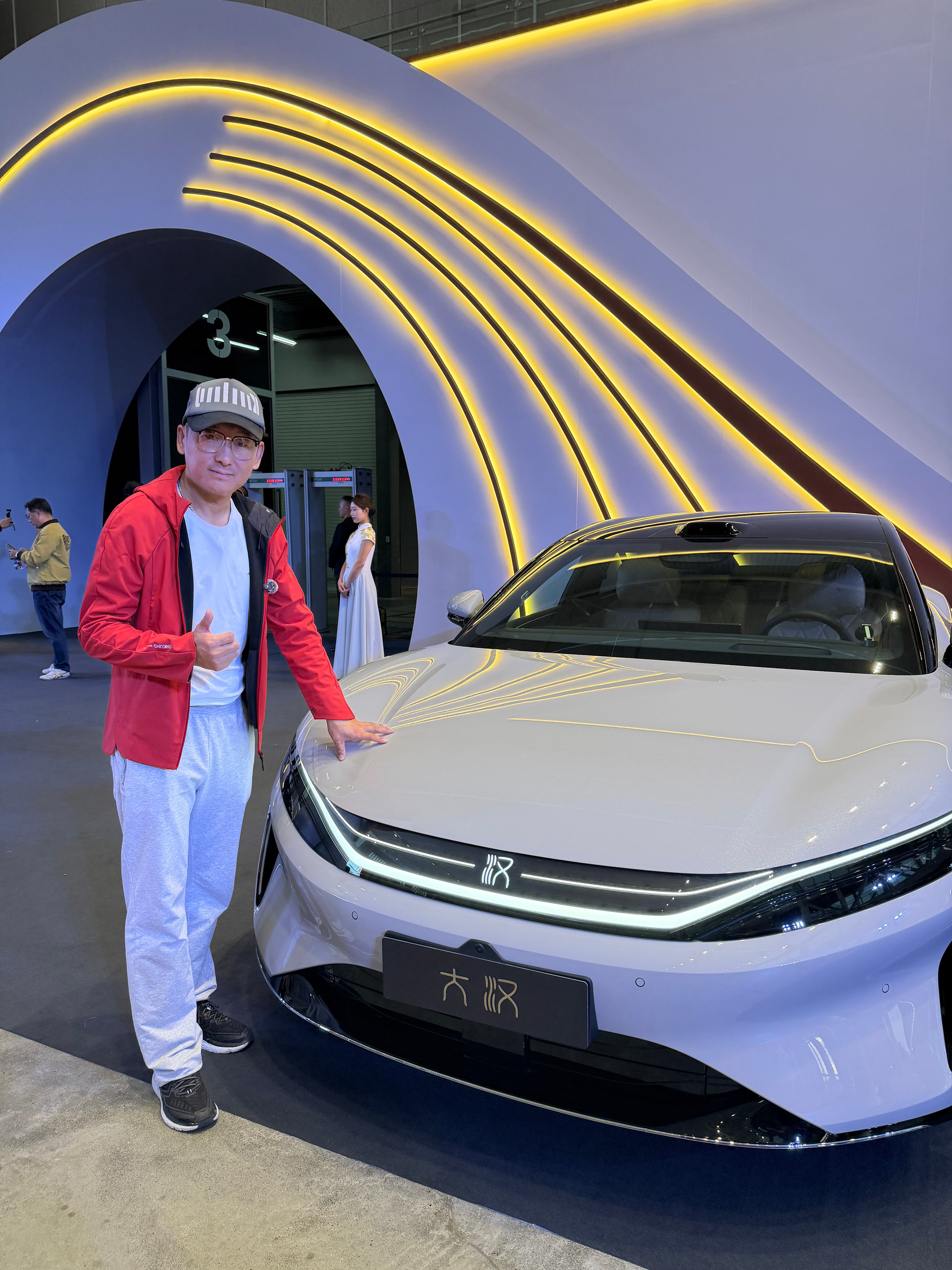比亚迪大汉：D级身段下探23万，国产旗舰轿车的现实与挑战10月13日，比亚迪王朝