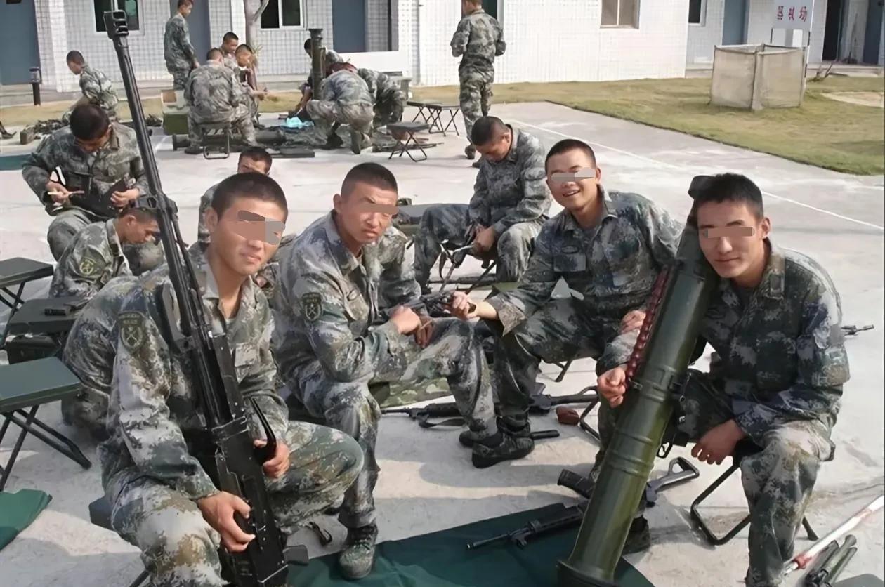 请大家看一下2010年时，甲种师步兵班的装备情况，照片上前后有两个9人制的步兵班