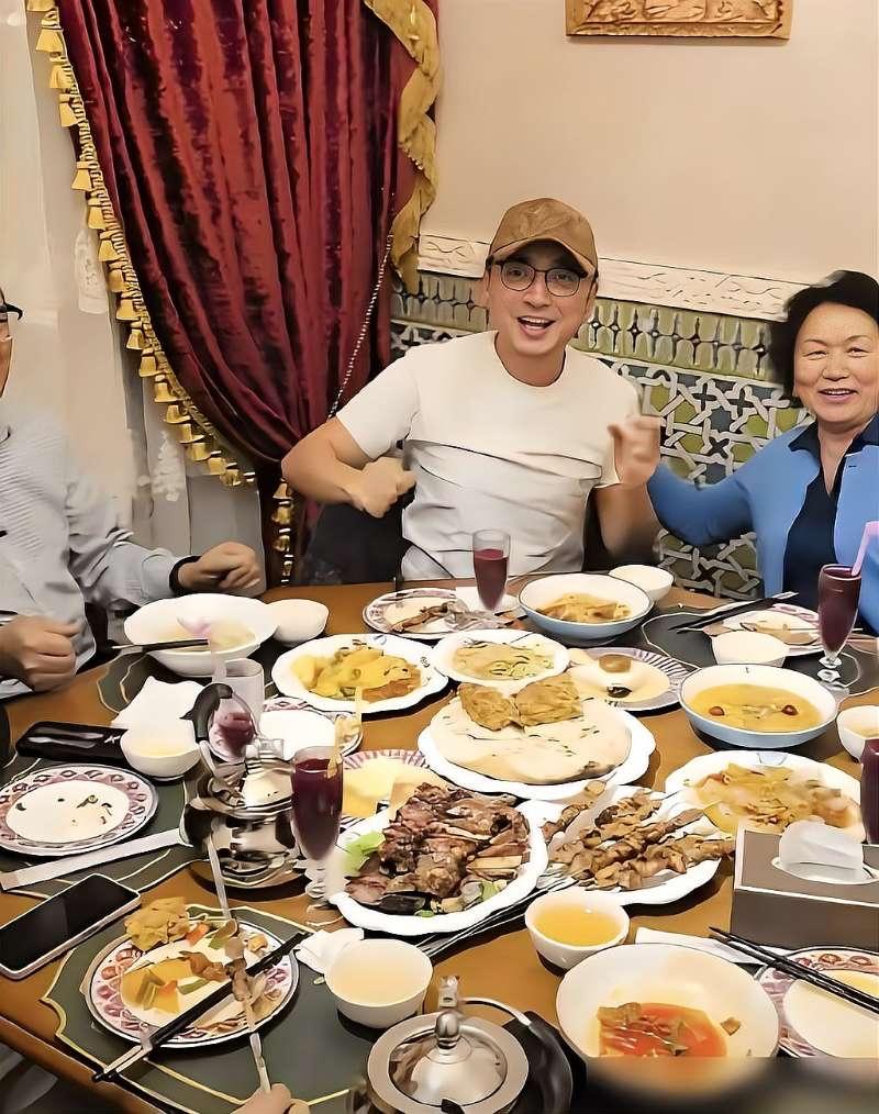 尼格买提春节家宴“全肉宴”引热议！新疆网友揭背后真相近日，央视主持人尼格买提