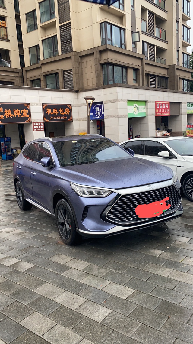 宋大米改装改了改色膜，改了音响，改了氛围灯，改了轮毂颜色，改了卡钳