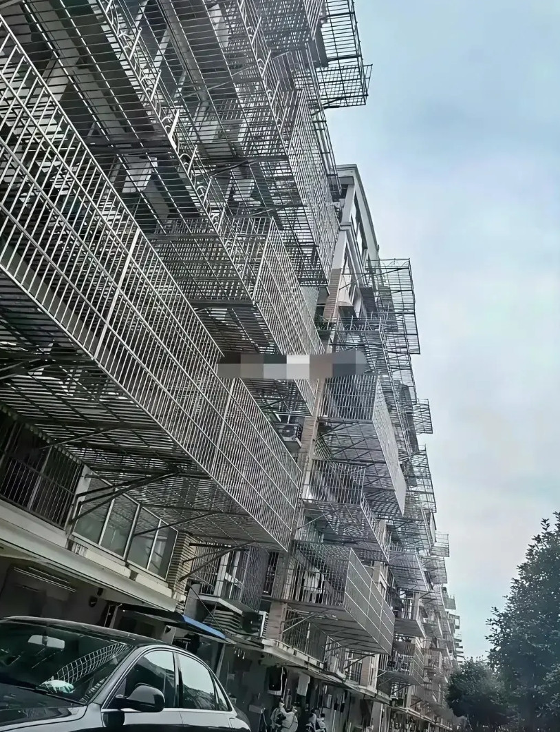 这是江苏某地的一栋居民楼，把人性的贪婪演到了极致。这哪儿是装防盗网，分明是给自己