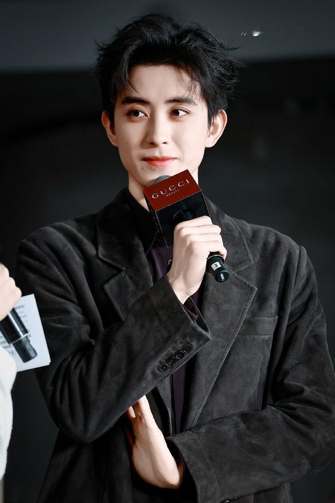 敖瑞鹏真的被岑森腌入味了敖瑞鹏棕色西装霸总味敖瑞鹏棕色西装霸总味，敖瑞鹏真的被