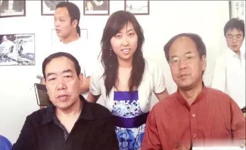 贾浅浅目测废了，蒋方舟那篇中国人民大学的硕士论文，也被打假了。学者肖鹰和博主“抒