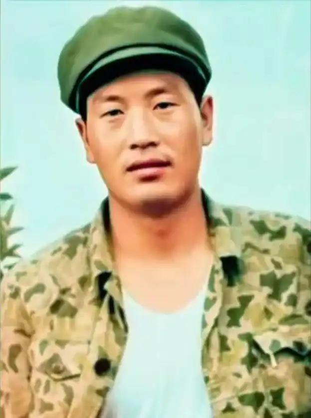 他名叫张安平，智勇双全，胆识过人，陕西勉县人，受过专业侦察院校培训，精通捕俘、侦
