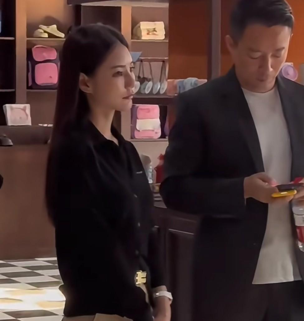 汪小菲和马筱梅现身酒店，疑似在为婚礼现场做最后的准备！今天已经是5月15号，再