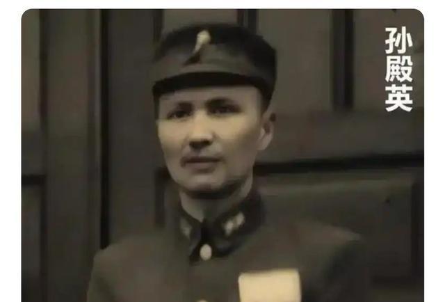 1947年4月，孙殿英在老巢汤阴被解放军包围后，拿出几万黄金分给手下，高级军官每