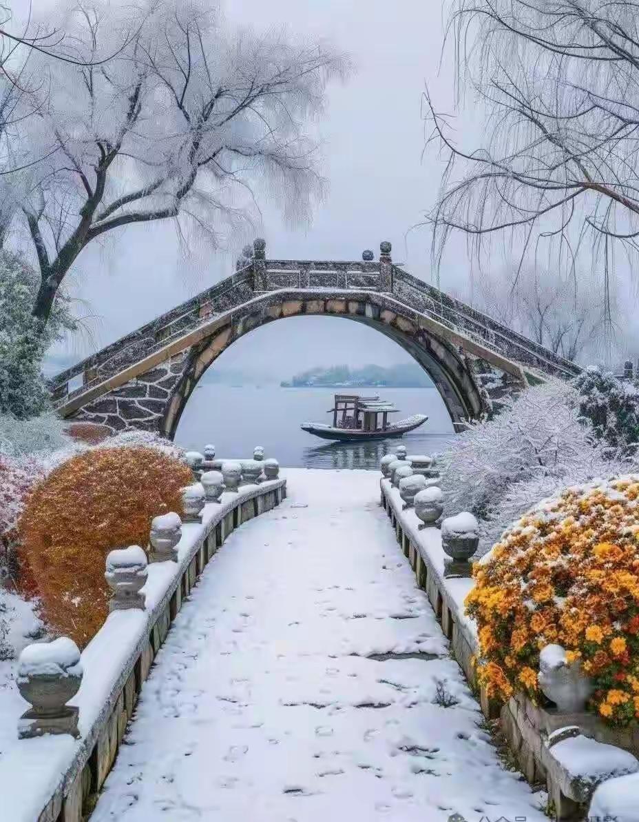 寒雾漫过堤岸时，湖面便凝住了。不是全然的冰封，是水与冬悄悄约好，把涟漪藏进薄霜里