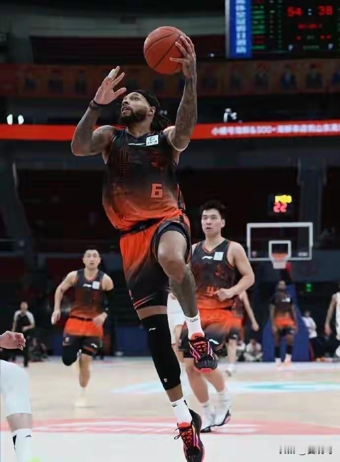 山东高速男篮以89:88击败浙江，成功晋级杯赛四强。联赛第一阶段才刚落幕，球员们