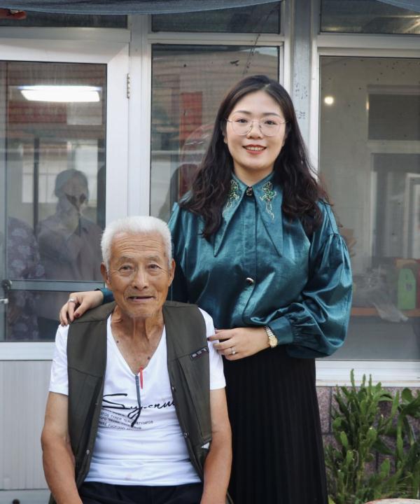 2018年，一位山西姑娘在北京地铁站为陌生老人指路并资助了100多元，不料半个月