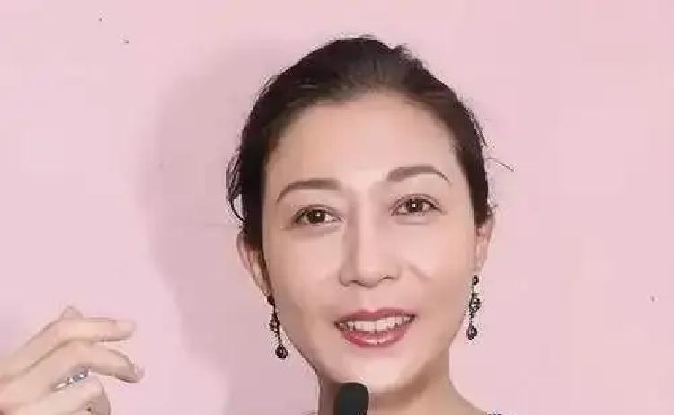 吴卓林在温哥华办展，把碎镜片拼成龙，背面写满小时候被骂的“私生女”“没人要”同一