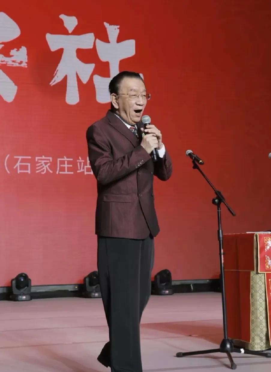 不是杨老五想通了自立门户，是侯耀华不跟他玩了，现在人家是高兴社的艺术总监，靠五弟