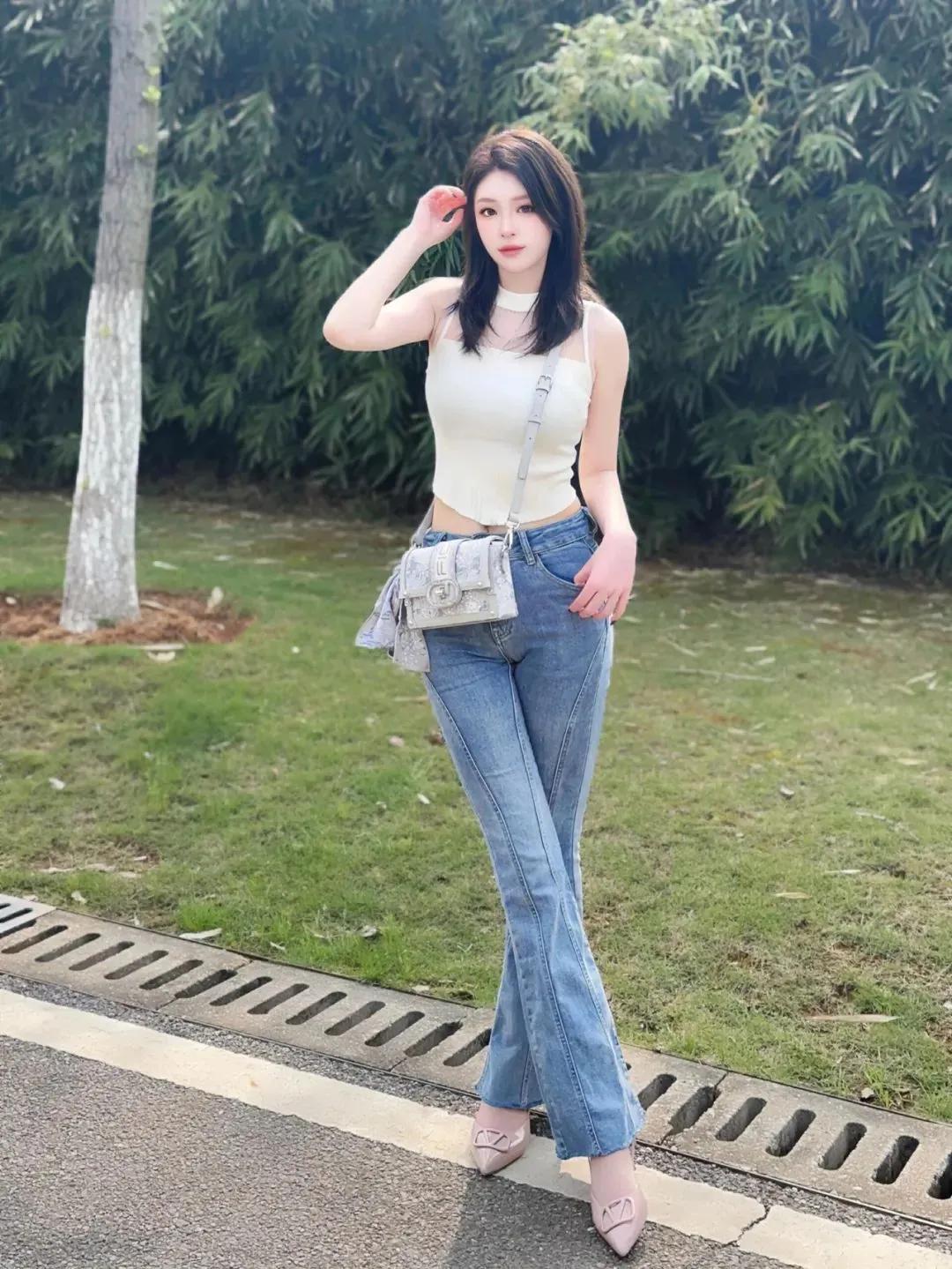 自然+优雅的女人怎么穿衣自然又优雅的女人穿上牛仔裤，那时髦感简直爆棚。夏天