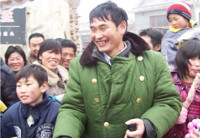 大衣哥火了之后，有村民找上门来：“你年入1500万，我都听银行的人说了，再借我1