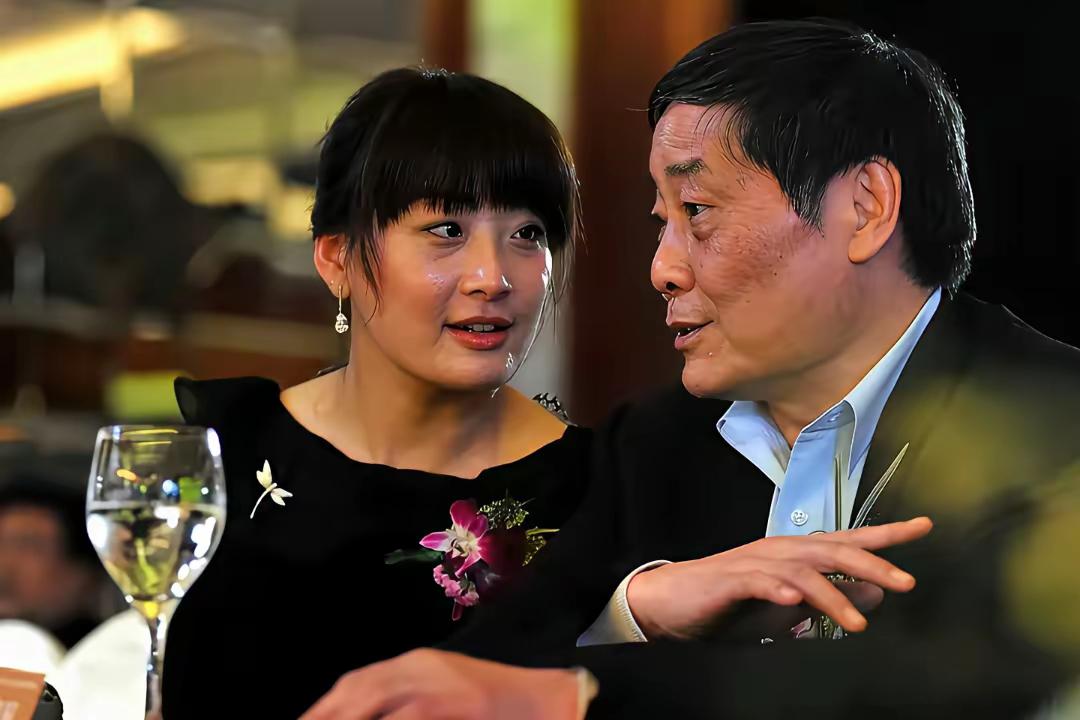 宗馥莉的一系列操作，似乎不像是一个企业家的做派，很像是一个委屈多年的女人，为自己