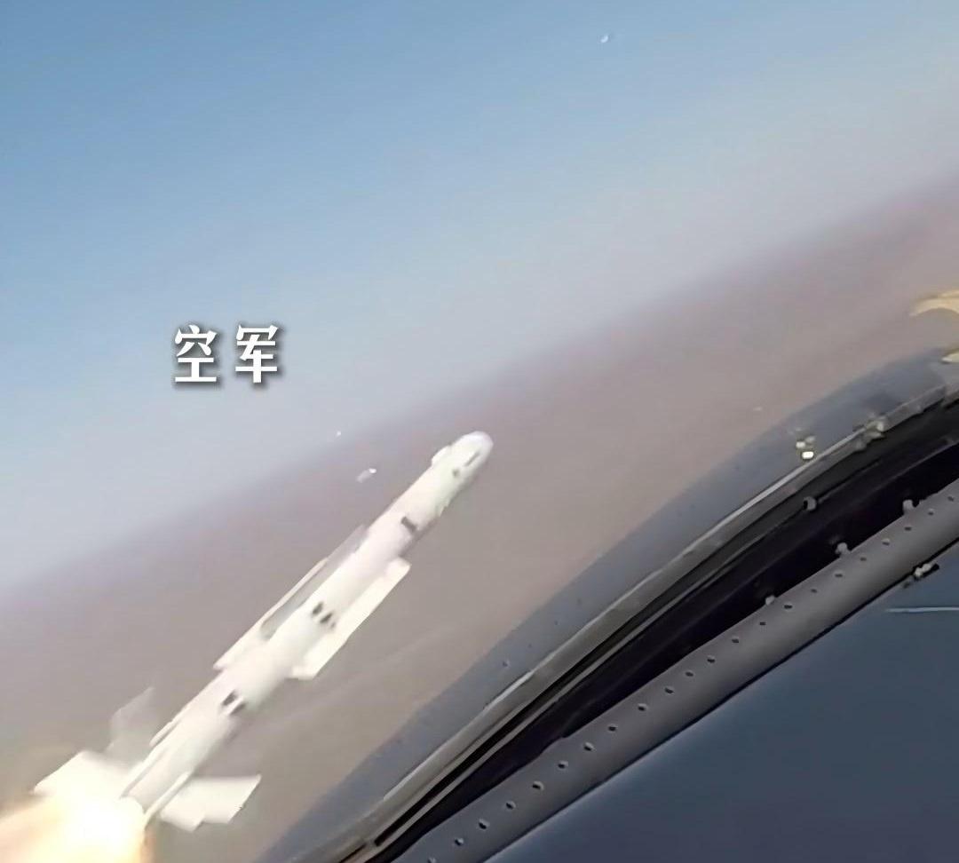 新年开训，歼-20实弹发射霹雳-10空空导弹，还是大离轴发射！2026年新的
