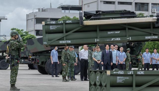谁能想到，堂堂台湾地区“二把手”，跑去日本看场球赛，竟被日本官员指着鼻子痛骂“背
