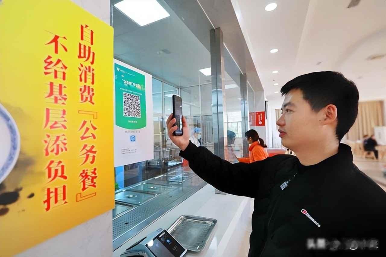 基层干部自掏腰包请领导吃饭，政策说不能请，账却得自己扛，人情和规矩夹在中间喘不过