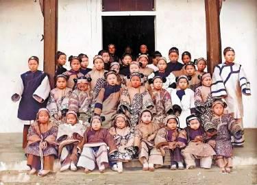 这些女孩都是有钱人家的大小姐。拍摄于1900年温州学堂。​​​